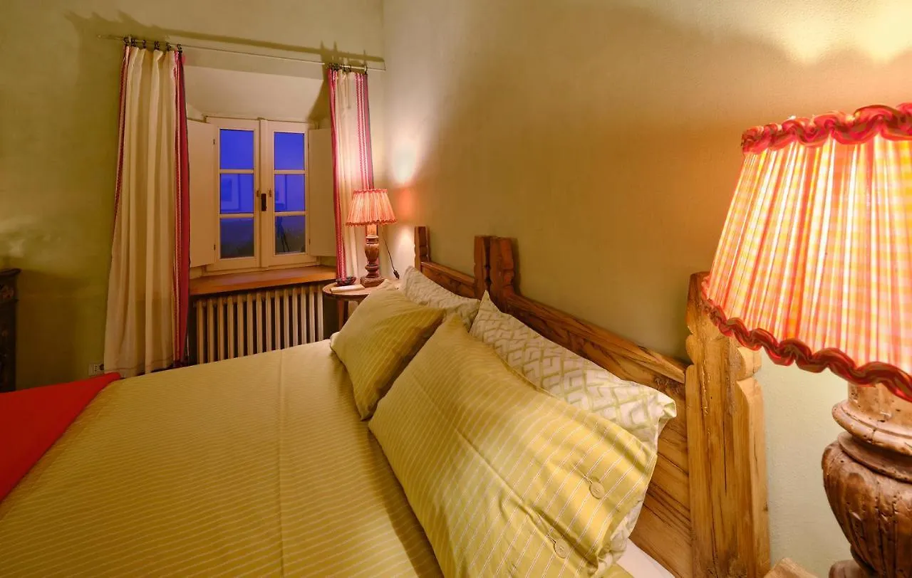 Il Castello Di Tassara Bed and Breakfast 0*,