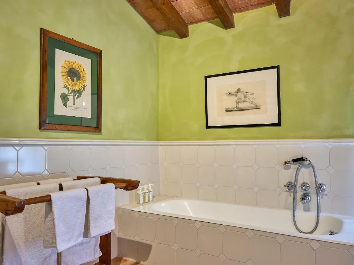 Il Castello Di Tassara Bed and Breakfast 0*,